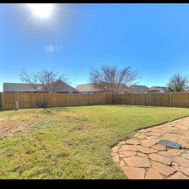 Building Photo - This Beautiful 2 story has all the updates, including granite, luxury vinyl plank, new cabinets ,...