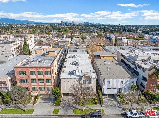 Building Photo - 328 S Elm Dr