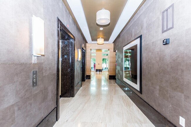 Building Photo - 950 Brickell Bay Dr