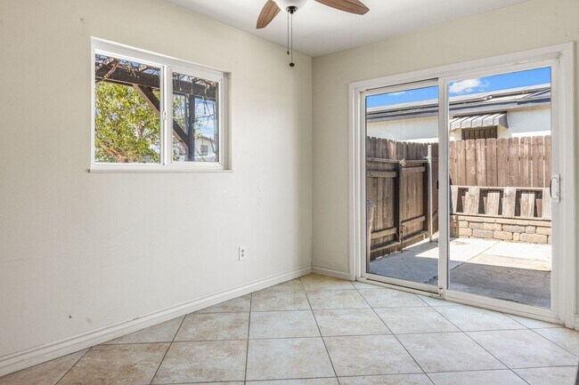 Building Photo - Beautiful Single Story In Great Location!!