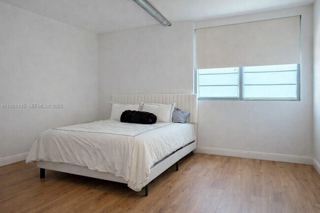 Building Photo - 690 SW 1st Ct