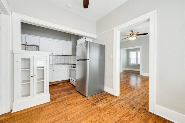 Building Photo - 2609 N Shartel Ave