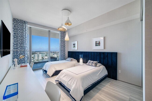 Building Photo - 18975 Collins Ave