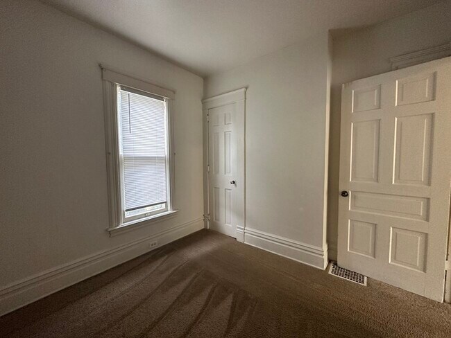 Building Photo - 2 BR apartment with updated kitchen! Close...