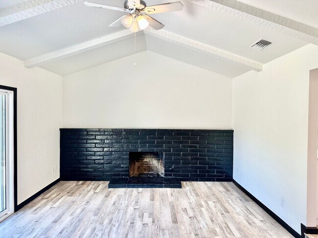 Building Photo - Clovis 3/2 with Large Lot