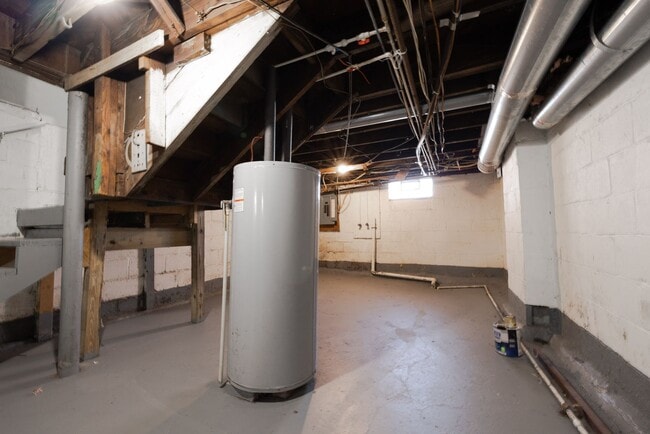 Building Photo - 618-620 Racine Ave