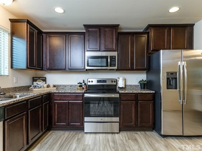 Building Photo - 882 Saratoga Dr