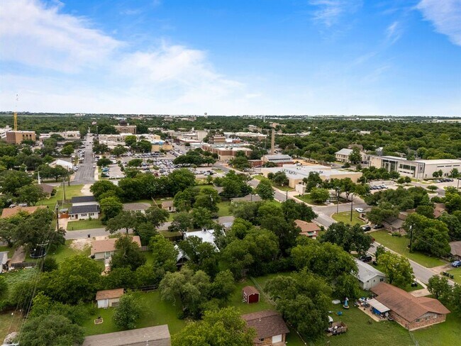 Building Photo - 601 Rucker St
