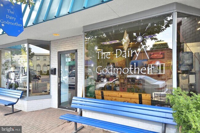 Building Photo - 214 E Monroe Ave