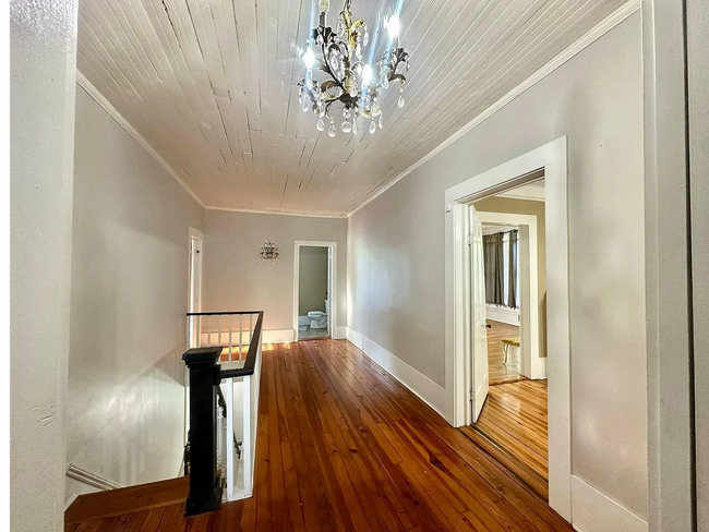 Building Photo - **Charming Small-Town Home Near Clark's Hi...