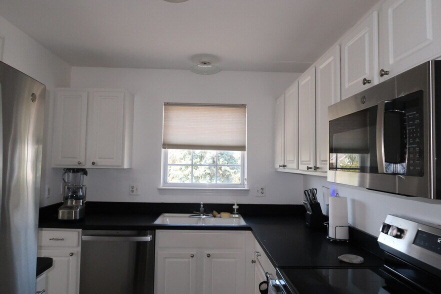 Building Photo - 16468 Radison Dr