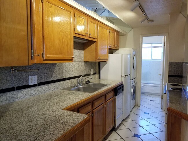 Building Photo - REDUCED! TOP FLOOR 2 BD/1 BA w/ washer/dry...