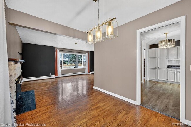 Building Photo - 4448 Greenwood Dr