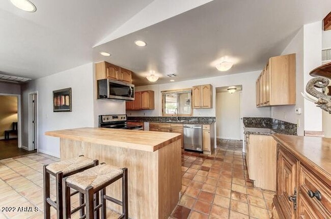 Building Photo - 137 E Fremont Dr