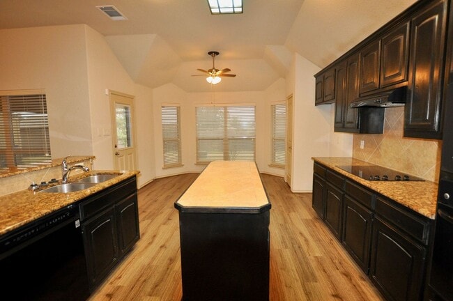 Building Photo - FOR LEASE! (Available October 20th) Spacio...