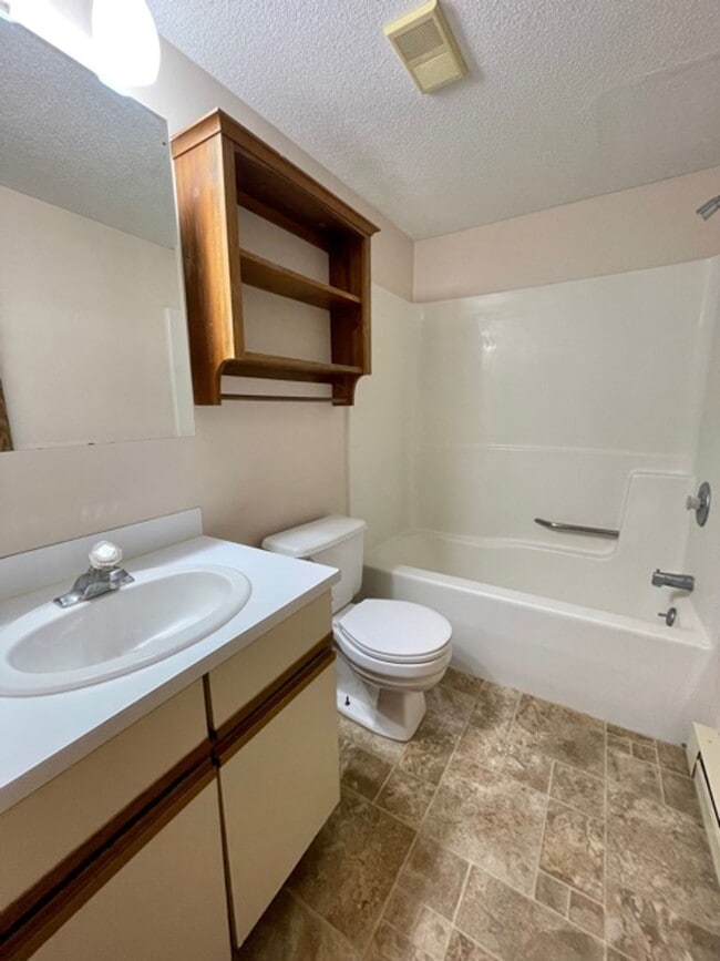 Building Photo - ONTARIO - 2 Bedroom Available!