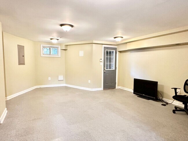 Building Photo - 2 Bed 1 Bath Adams Morgan