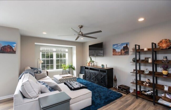 Building Photo - 1092 Shadowlawn Dr