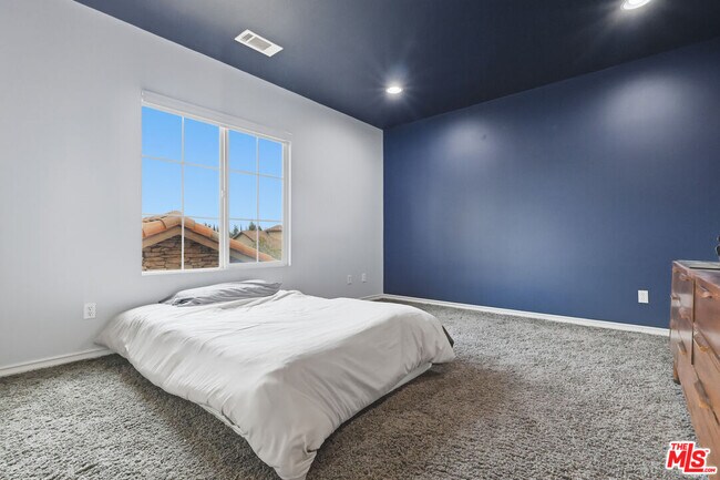 Building Photo - 9651 Sagebrush Ave