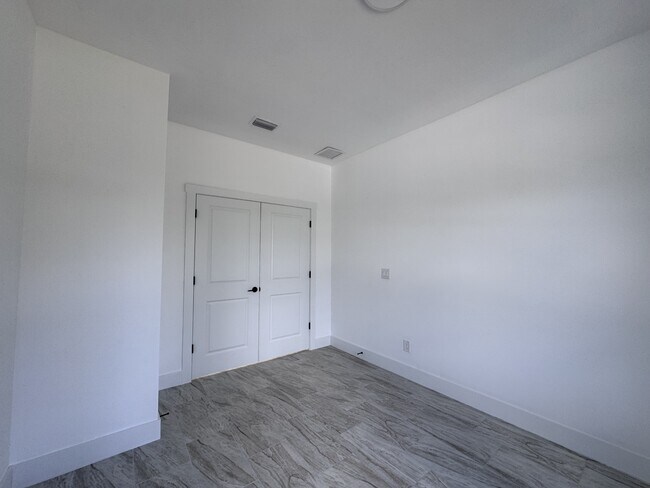 Building Photo - 1605 Nora Ln
