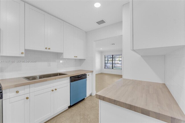 Building Photo - 5208 NE 5th Ave