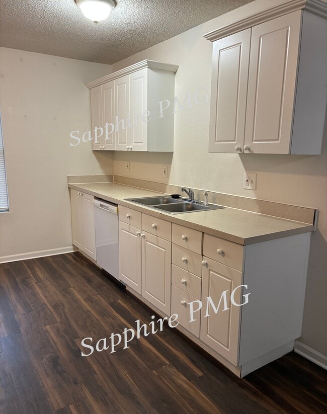 Building Photo - 5621 N Northwood Terrace