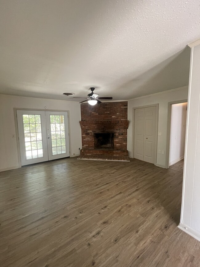 Building Photo - 1422 Wooddell Dr