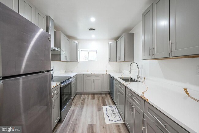 Building Photo - 8665 Center Rd