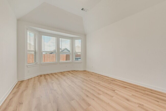 Building Photo - Beautiful 5 bedroom 3 full bath home in the heart of Heartland!