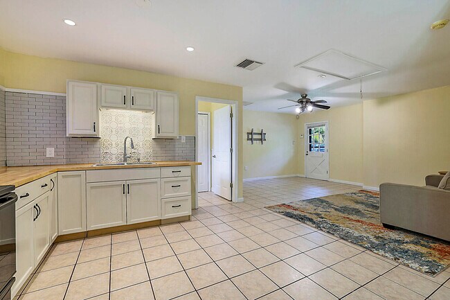 Building Photo - 12812 Raymond Dr