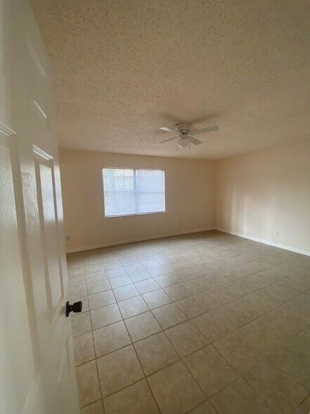 Building Photo - 19 Woodston Ln