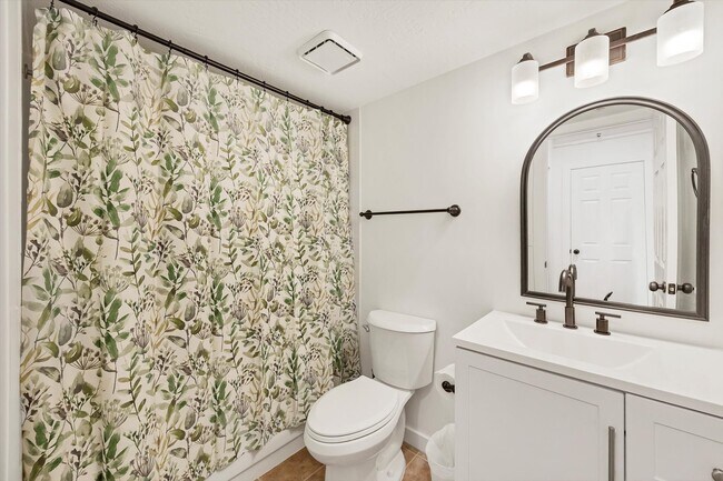 Building Photo - 2124 N Tamiami Trl