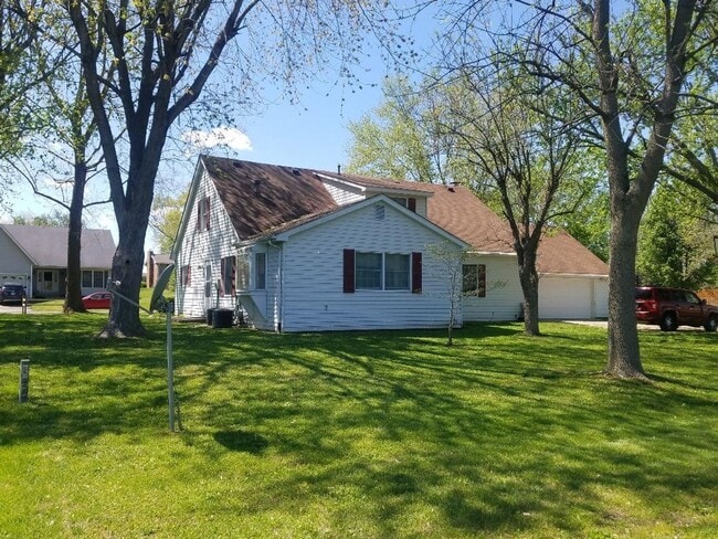 Building Photo - 302 Salem St