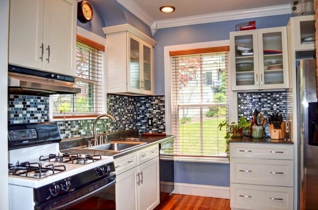 Building Photo - Carriage House