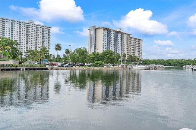 Building Photo - 300 Poinciana Island Dr