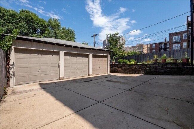 Building Photo - 6301 Southwood Ave