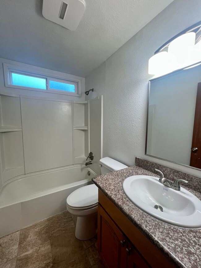 Building Photo - Fully Remodeled 2 BD - Water Included