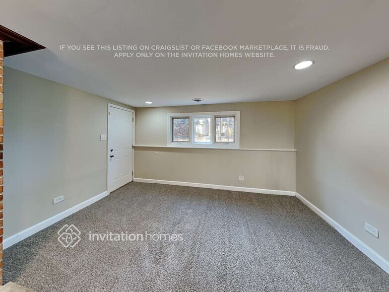 Building Photo - 9922 S 86th Ave