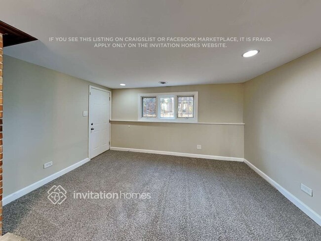 Building Photo - 9922 S 86th Ave