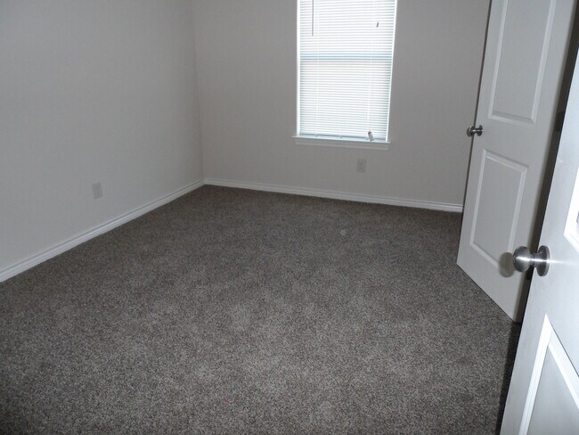 Building Photo - 1208 Country Club Rd