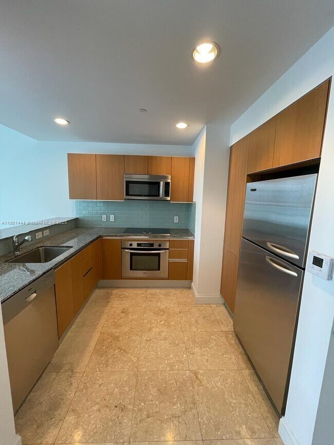 Building Photo - 1060 Brickell Ave