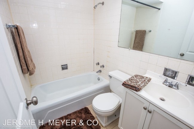 Interior Photo - 421-431 W. Barry Avenue