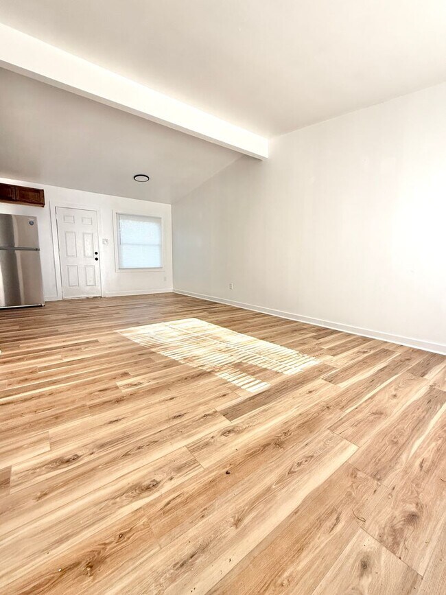 Building Photo - Beautifully Renovated 3 Bedroom Home with Spacious Backyard & Covered Parking