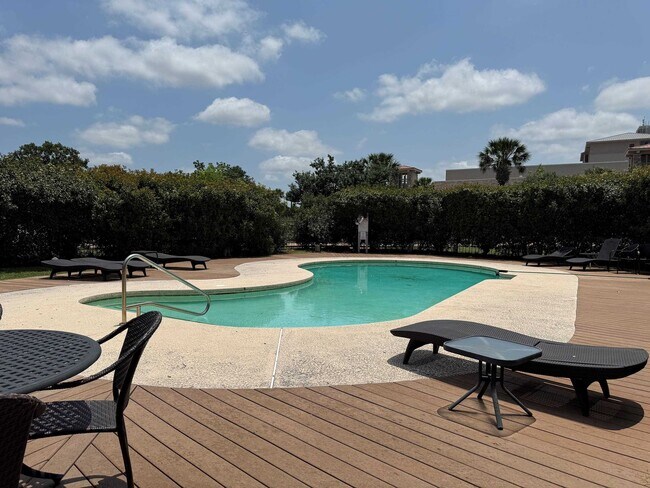 Building Photo - 605 Port