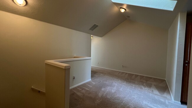 Building Photo - 2 Bed 2 Bath Townhouse