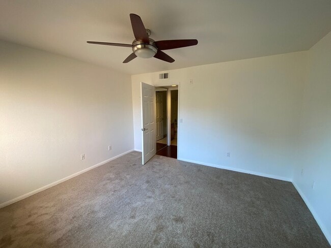 Building Photo - Awesome Condo - Complex W/ Pool, Gym & BBQ...
