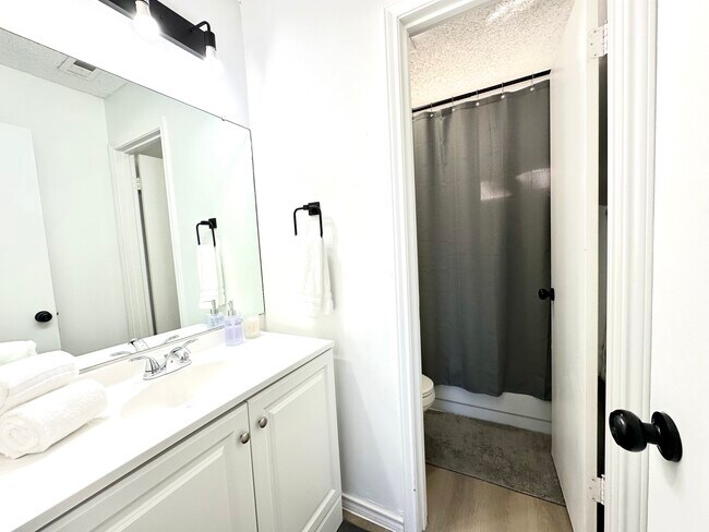 Building Photo - 2623 Gwendolyn Ln