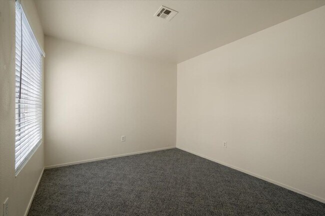 Building Photo - Bright & Spacious 3Bd Home with Vaulted Ceilings & Outdoor Kitchen