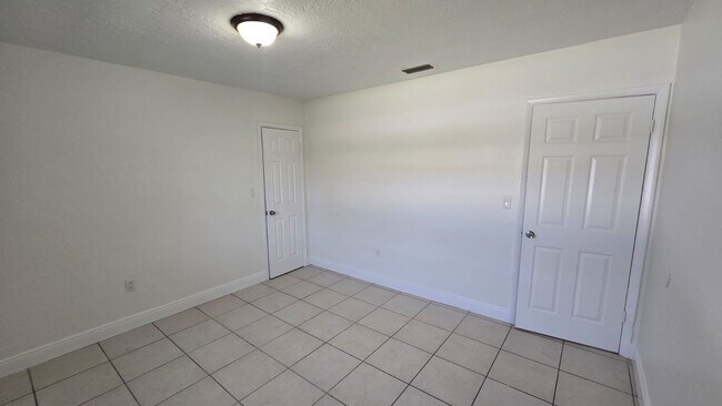 Building Photo - 6134 SW 40th Ct