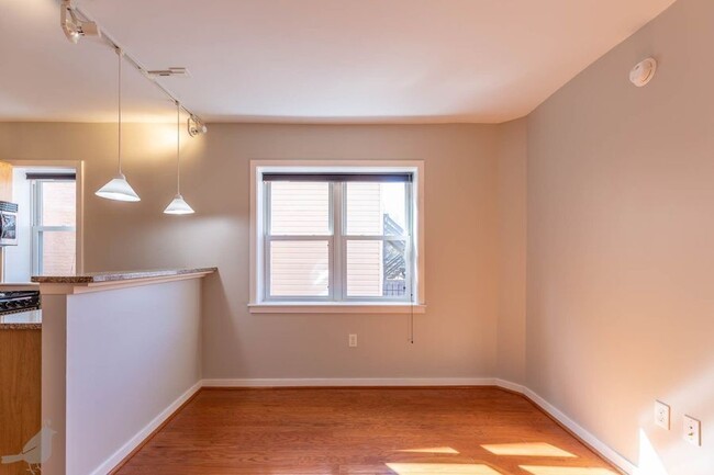 Building Photo - Bright One Bedroom Gem in Columbia Heights!